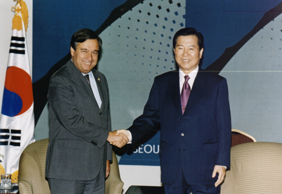 Antonio Guterres, left, meets with President Kim Dae-jung in 2000 in Korea. Guterres, the ninth United Nations secretary-general, was then the prime minister of Portugal and president of the European Council. [MINISTRY OF THE INTERIOR AND SAFETY OF KOREA]