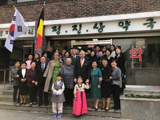 King Philippe and Queen Matilde visit Marie-Helene Brasseur, Belgian doctor, who has been serving in Korea since 1972 at the Jeon Jin Sang Clinic she helped establish. [EMBASSY OF BELGIUM IN KOREA]