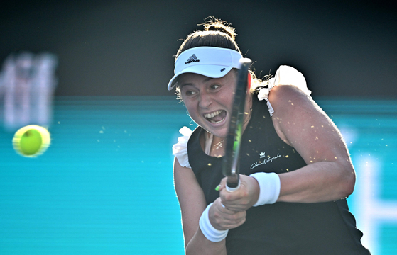 Jelena Ostapenko of Latvia returns the ball to Emma Raducanu of Britain during their women's singles semifinal match at the Korea Open in Seoul on Saturday.  [YONHAP]