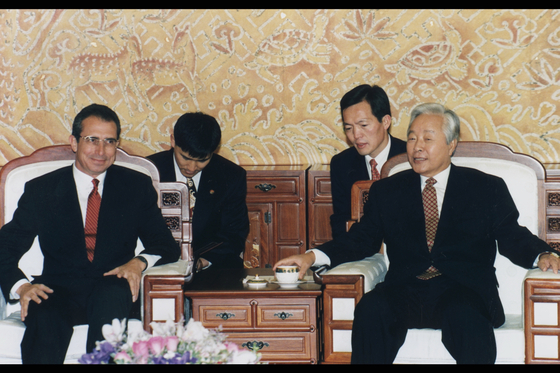 Mexican President Ernesto Zedillo, left, and Korean President Kim Young-sam, right, during Zedillo's state visit to Korea in 1996, which marked the first Mexican state visit to Korea. [JOONGANG PHOTO]
