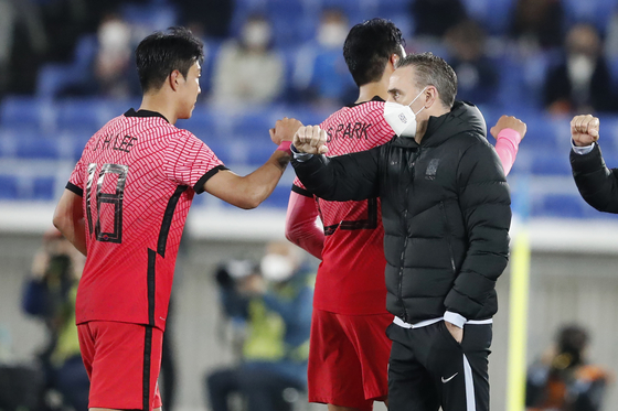 South Korea's coach Paulo Bento greets his players after their friendly soccer loss to Japan at Nissan Stadium in Yokohama, Japan, on March 25, 2021. [AP/SHUJI KAJIYAMA]