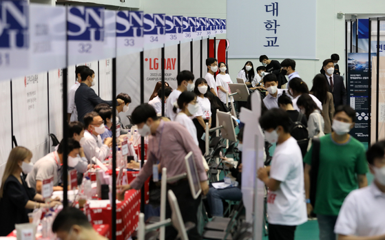 Students attend a job fair at Seoul National University's Gwanak Campus in Gwanak District, southern Seoul, on September 6. [NEWS1]