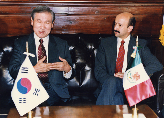 Korean President Roh Tae-woo, left, with Mexican President Carlos Salinas de Gortari, right, during Roh's state visit to Mexico in 1991, which marked the first Korean state visit to Mexico. [JOONGANG PHOTO]