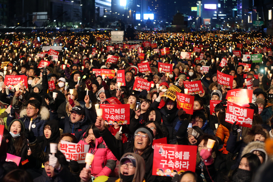Thousands of Koreans on the streets of Gwanghwamun to call for impeachment of President Park Geun-hye on Dec. 10, 2016. [KIM SEONG-RYONG] 