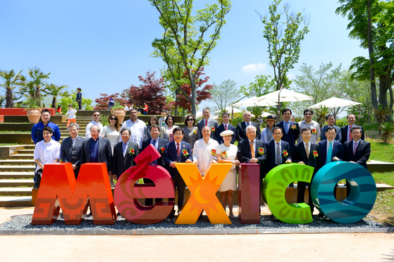 Mexican diplomats and guests celebrate the opening ceremony of the Mexican Garden in the Suncheonman National Bay Garden on May 10, 2018. [EMBASSY OF MEXICO IN KOREA]