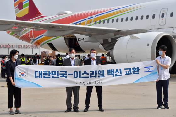 Israeli Ambassador to Korea Akiva Tor, right, members of the embassy and Korea's Health Ministry pose as vaccines arrive from Israel to Korea on July 7, 2021, as part of the bilateral agreement on vaccine swap. [EMBASSY OF ISRAEL IN KOREA]