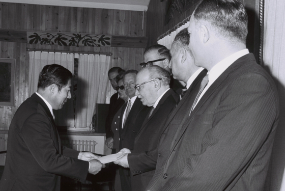 Korea's first ambassador to Israel, Yu Jae-hung, left, presents his credentials to Israel's President Zalman Shazar, in Jerusalem, in April 1969. [COHEN FRITZ/ISRAEL GOVERNMENT PRESS OFFICE] 