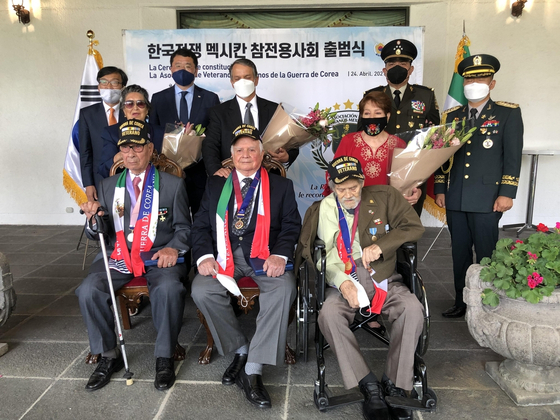 Mexican veterans of the 1950-53 Korean War launch the first association of the Mexican veterans in Mexico City on April 25, 2021, at the diplomatic residence of the Korean ambassador to Mexico. The ceremony was held in the presence of Mexican and Korean ministers. [YONHAP]