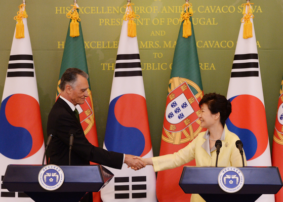 Portuguese President Anibal Cavaco Silva, left, shakes hands with Korea's President Park Geun-hye during their joint press conference in Korea on July 21, 2014. [JOINT PRESS CORPS]