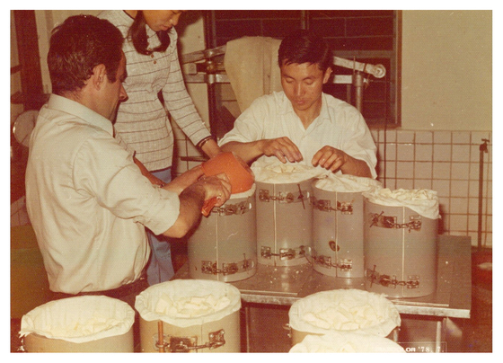 Didier t`Serstevens, a Belgian priest faring from Brussels, making cheese with locals in Korea in the 1960s. [JOONGANG PHOTO]