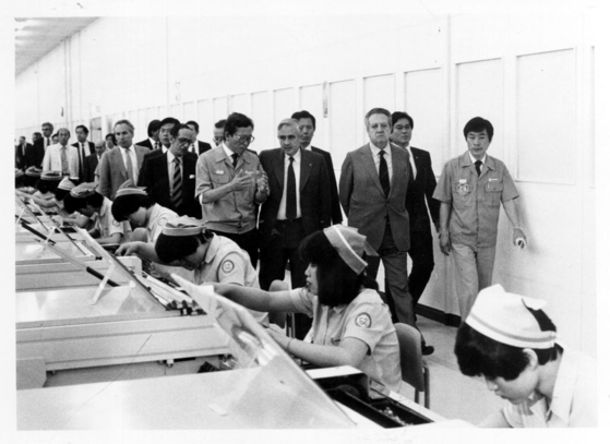 Portuguese President Mario Soares, at the time prime minister of Portugal, visits a factory of Samsung, during his visit to Korea in 1984. [MINISTRY OF THE INTERIOR AND SAFETY OF KOREA]