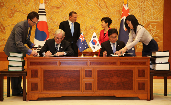 Signing of the Korea-Australia FTA in 2014, Seoul, attended in person by Australia's then-Prime Minister Tony Abbott, left, and Korea's then-President Park Geun-hye, right. [AUSTRALIAN EMBASSY IN SEOUL]