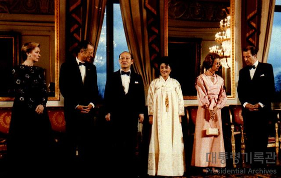 Korea's former President Chun Doo Hwan and his wife, center, pose with Belgium's King Baudouin and Queen Fabiola during Chun's state visit to Belgium in 1986. [PRESIDENTIAL ARCHIVES OF KOREA]