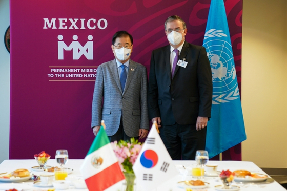 Korea's Foreign Minister Chung Eui-yong, left, with Mexico's Foreign Minister Marcelo Ebrard, right, at a working meeting at Mexico's Mission to the UN in New York on Sept. 24, 2021. [EMBASSY OF MEXICO IN KOREA]