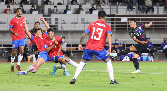 Hwang Hee-chan, right, scores Korea's opening goal in a game against Costa Rica at Goyang Stadium in Goyang, Gyeonggi on Friday.  [YONHAP]