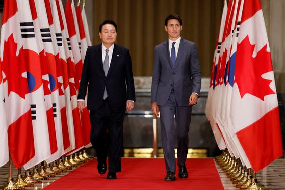 Korean President Yoon Suk-yeol, left, and Canadian Prime Minister Justin Trudeau arrive to a news conference after their bilateral summit in Ottawa on Friday. [REUTERS/YONHAP]