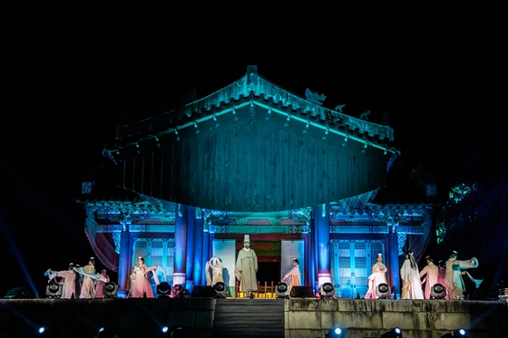 A highlight scene from ″Garden of Gods,″ is being performed on Friday in Taereung, Nowon District in northern Seoul, to signal the start of this year's Joseon Royal Tombs Festival. [KOREA CULTURAL HERITAGE FOUNDATION]