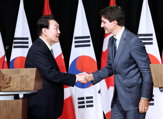Korean President Yoon Suk-yeol, left, and Canadian Prime Minister Justin Trudeau shake hands at their joint press conference after their bilateral summit in Ottawa on Friday. [YONHAP]