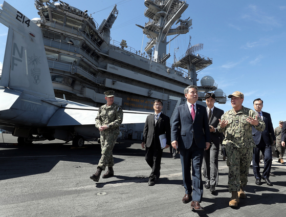 Defense Minister Lee Jong-sup, third from left, tours the aircraft carrier USS Ronald Reagan in Busan on Saturday. The Reagan arrived in Busan on Friday. [NEWS1]