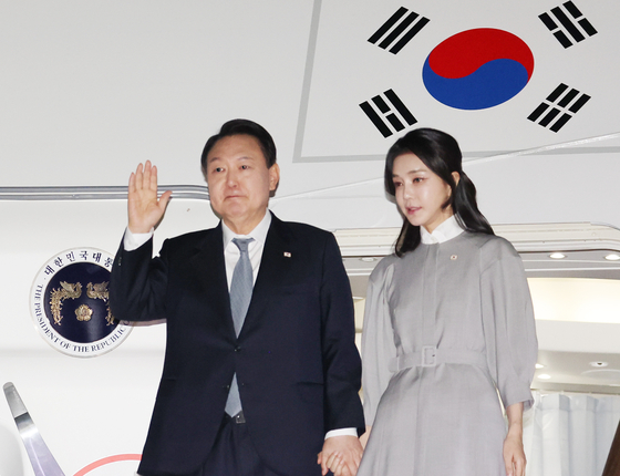 President Yoon Suk-yeol and first lady Kim Keon-hee arrive at the Seoul Air Base in Seongnam, Gyeonggi, late Saturday, concluding their weeklong, three-country tour of Britain, the United States and Canada. [YONHAP]