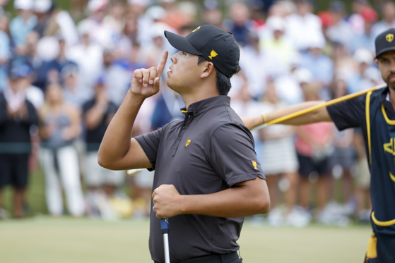 Kim Si-woo tries to quiet the crowd after winning the 15th hole as the United States wins the Presidents Cup in Charlotte, North Carolina on Sunday. [UPI/YONHAP]