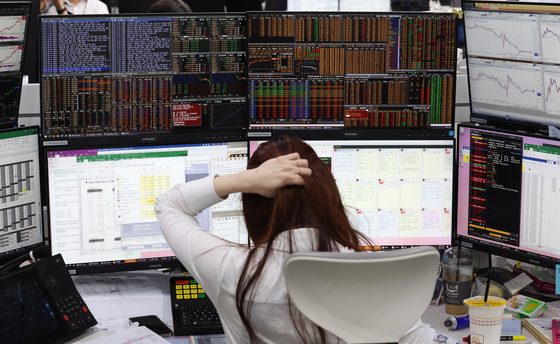 An employee at KB Kookmin Bank in western Seoul [YONHAP]