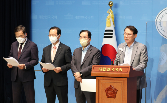 Rep. Park Sung-joong and other People Power Party (PPP) lawmakers of the parliamentary broadcasting and communications committee announce that the PPP will legal actions against MBC over President Yoon Suk-yeol’s foul language report at the National Assembly in western Seoul Monday. [JOINT PRESS CORPS] 