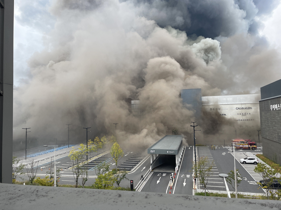 Smoke comes out of the Hyundai Premium Outlet building in Daejeon on Monday. [NEWS1]