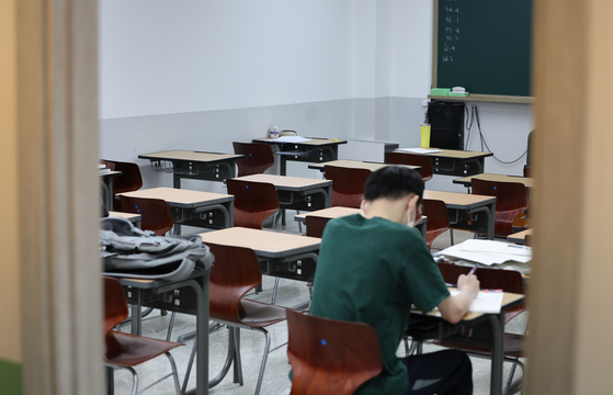 A student sits studying at a desk in a hagwon in Mapo District, western Seoul, on July 28. [YONHAP]