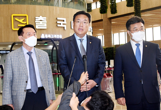 Deputy National Assembly Speaker Chung Jin-suk, center, answers reporters' questions at Gimpo International Airport ahead of his departure for Japan. [NEWS1]