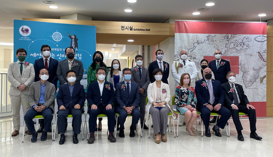 Mathias Francke, ambassador of Chile to Korea, fourth from front left; Park Ju-ok, chief of the National Library for Children and Young Adults, fifth from front left; and members of the Culture Ministry and diplomatic corps in Seoul celebrate the opening of the exhibition ″Encounter Between Three Worlds: 500 Years After the First Circumnavigation of the Earth" at the library on Monday. The exhibition, organized by the Chilean Embassy in Seoul with the library, runs through Dec. 18. [ESTHER CHUNG]