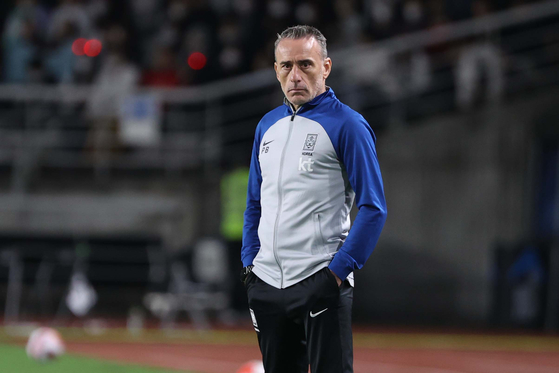 Korea head coach Paulo Bento reacts against Costa Rica at Goyang Stadium in Goyang, Gyeonggi on Friday. [NEWS1]