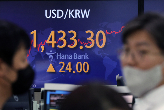 Papan skor elektronik di Hana Bank di bank sentral menunjukkan kenaikan lebih dari 1.430 won dalam perdagangan intraday pada hari Senin. [YONHAP]