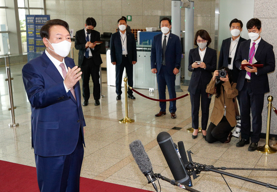 President Yoon Suk-yeol speaks to reporters in his first doorstepping session after returning from a three-country tour at the Yongsan presidential office in central Seoul Monday. [NEWS1]