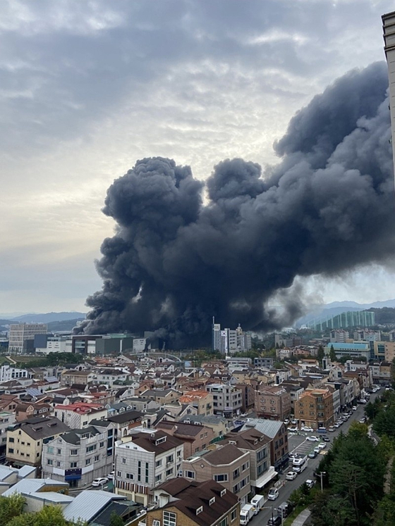 Smoke comes out of the Hyundai Premium Outlet building in Yuseong District, Daejeon, Monday. [NEWS1]