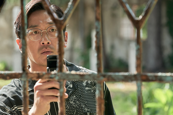 Ha Jung-woo portrays a character based on a man only known by the initial K. K was initially contacted by the NIS after he lost his business due to fraud by Cho Bong-haeng. [NETFLIX]