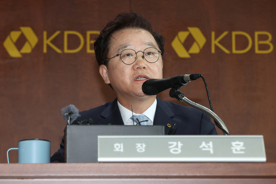 Kang Seog-hoon, Korea Development Bank chairman announces the sale of DSME at the state-owned bank's headquarters in Seoul on Monday. [YONHAP]