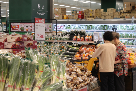 Consumers shop groceries at a large mart in Seoul on August 23. [YONHAP]