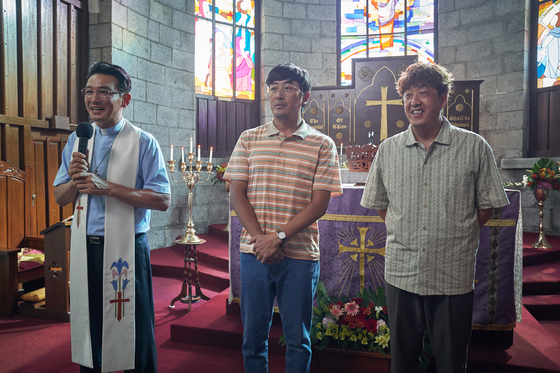 Hwang Jung-min, on the far left, portrays portrays the character based on the drug lord Cho Bong-haeng. Unlike in the series, Cho did not disguise himself as a pastor for his crimes. [NETFLIX]