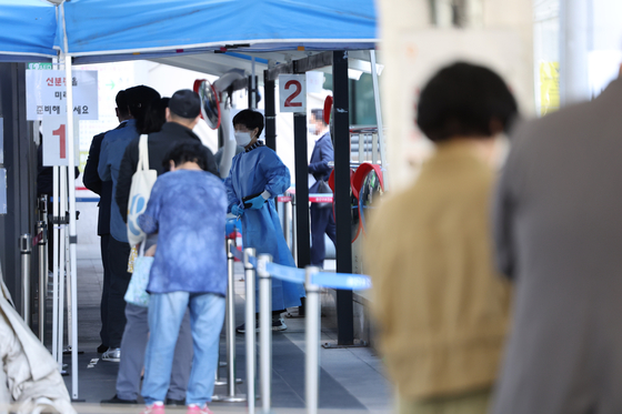 People line up to get tested for Covid-19 at a testing center in Yongsan District, central Seoul, on Tuesday. [YONHAP]