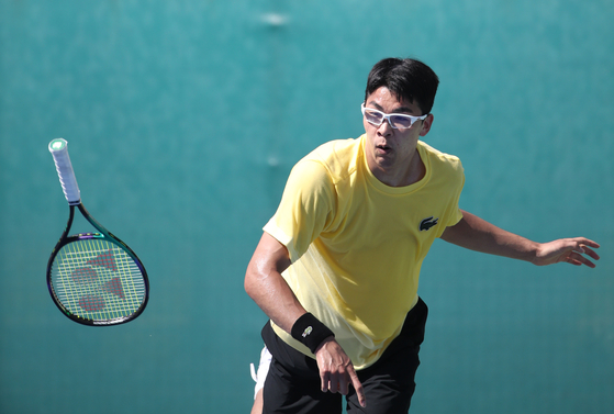 Chung Hyeon drops the racket during a training session of the Eugene Korea Open on Tuesday at Olympic Park Tennis Center in southern Seoul. [NEWS1]