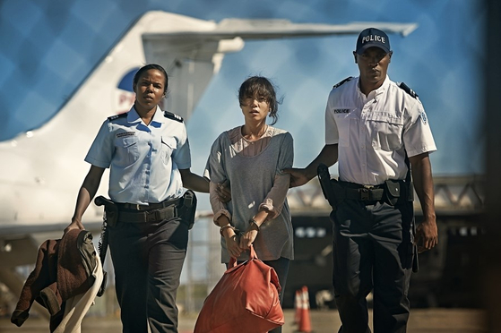 A scene from 2013 film ″Way Back Home,″ adapted from a true event where a poor housewife in Suriname becomes a drug mule for a drug trafficking organization run by Cho Bong-haeng. [CJ ENM]