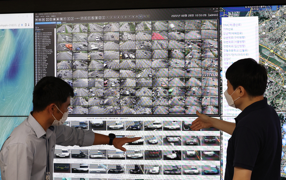 Officials from Seoul city government give an explanation looking at a CCTV footage. In order to reduce air pollutants, the Seoul Metropolitan Government announced it will ban more old diesel cars from Seoul's central areas from the current Grade 5 diesel cars to Grade 4 starting 2025. [YONHAP]