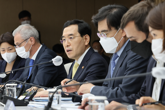 Minister of Trade, Industry and Energy Lee Chang-yang during a meeting with the Korean automotive industry on Wednesday [YONHAP]