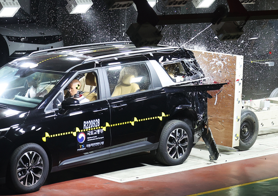 A rear-end collision test is conducted at the Korea Automobile Testing & Research Institute (Katri) in Hwaseong, Gyeonggi, on Wednesday. Karti opened an innovation center for autonomous driving the same day. [YONHAP]
