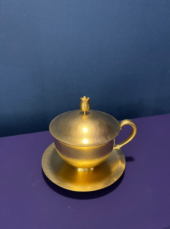 "Golden Cup" (1995) is made from 22-karat gold, because 24-karat is "too soft." [SEOUL MUSEUM OF CRAFT ART]