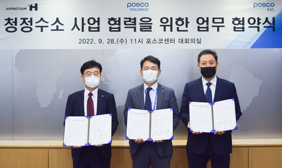 From left, Kim Min-cheol, head of Posco E&C's plant business division, Cho Ju-ik, head of Posco Holdings' hydrogen business division and Approtium CEO James Kim take a photo after signing an MOU to cooperate on blue hydrogen production Wednesday at Posco's Gangnam building in southern Seoul. [POSCO HOLDINGS] 