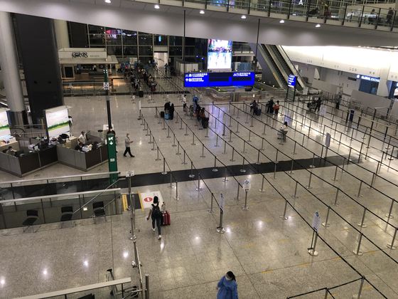  The Arrivals Hall at Chek Lap Kok Airport awaits passengers earlier this month, all of whom were required to go to quarantine hotels for three nights. On Monday, Hong Kong lifted its mandatory quarantines after more than two years. [ANTHONY SPAETH]