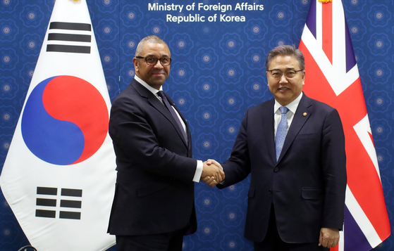 Foreign Minister Park Jin, right, shakes hands with the U.K. Foreign Secretary James Cleverly at the ministry headquarters in Seoul on Wednesday. Cleverly visited Seoul as part of his first Asia tour in office, which includes stops in Japan and Singapore. [NEWS1] 