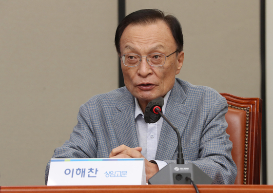 Lee Hae-chan, former chairman of the liberal Democratic Party, makes remarks at a meeting with DP lawmakers in the National Assembly on Sept. 22. [YONHAP]